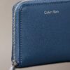 Cartera cuadrada con cremallera y logotipo metalizado