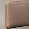 Cartera cuadrada con cremallera y logotipo metalizado
