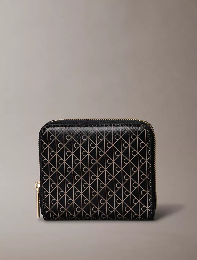Cartera cuadrada con cremallera y Monogram en toda la superficie Cartera cuadrada con cremallera y Monogram en toda la superficie