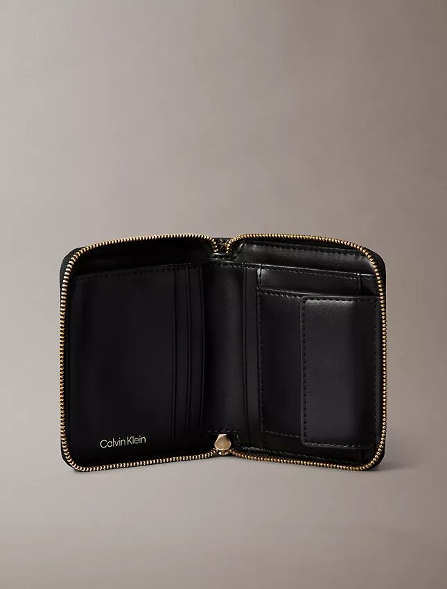 Cartera cuadrada con cremallera y Monogram en toda la superficie Cartera cuadrada con cremallera y Monogram en toda la superficie