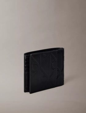Cartera de tres pliegues con logotipo en relieve