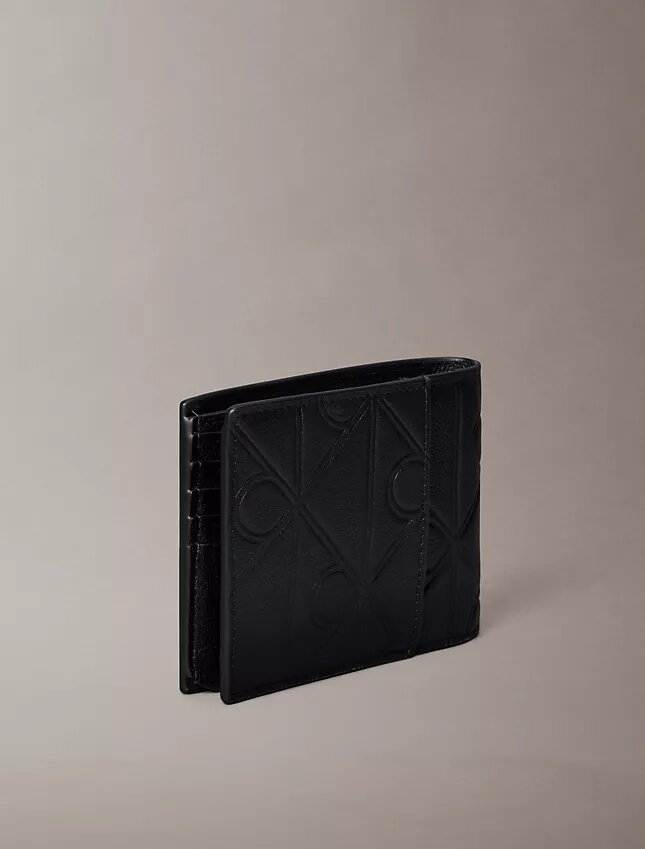 Cartera de tres pliegues con logotipo en relieve Cartera de tres pliegues con logotipo en relieve