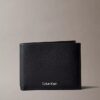 Cartera de tres pliegues de piel con textura granulada y monedero