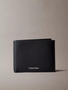 Cartera de tres pliegues de piel con textura granulada y monedero