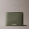 Cartera de tres pliegues de piel con textura granulada y monedero