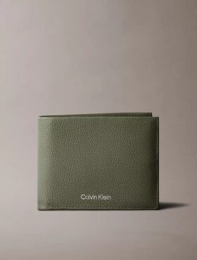 Cartera de tres pliegues de piel con textura granulada y monedero