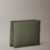 Cartera de tres pliegues de piel con textura granulada y monedero