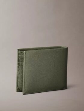 Cartera de tres pliegues de piel con textura granulada y monedero