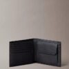 Cartera de tres pliegues de piel con textura granulada y monedero