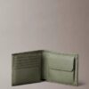 Cartera de tres pliegues de piel con textura granulada y monedero