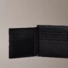 Cartera de tres pliegues de piel con textura granulada y monedero