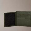 Cartera de tres pliegues de piel con textura granulada y monedero
