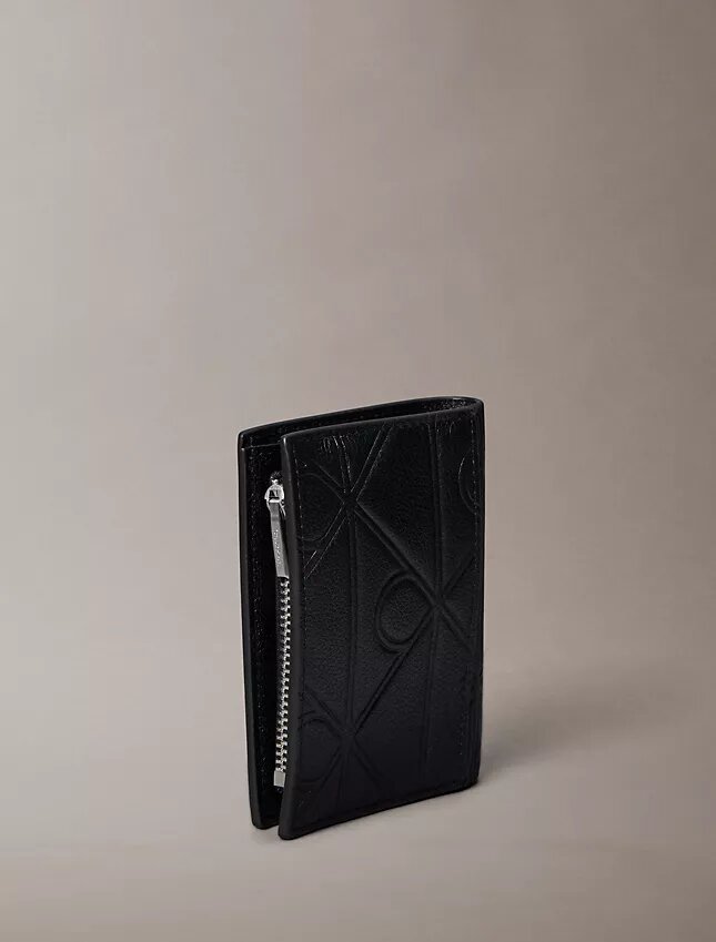 Cartera delgada plegable con logotipo en relieve Cartera delgada plegable con logotipo en relieve
