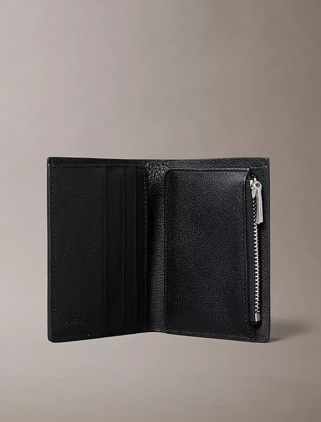 Cartera delgada plegable con logotipo en relieve Cartera delgada plegable con logotipo en relieve