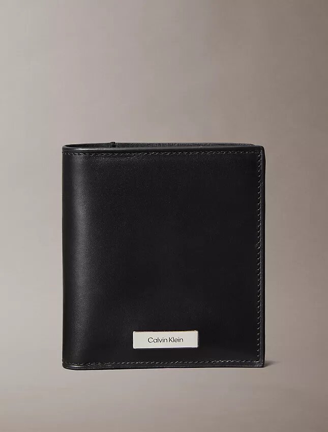Cartera doble delgada con logotipo en placa Cartera doble delgada con logotipo en placa