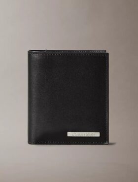 Cartera doble delgada con placa de cuero con el logotipo