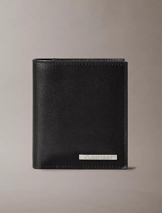 Cartera doble delgada con placa de cuero con el logotipo Cartera doble delgada con placa de cuero con el logotipo