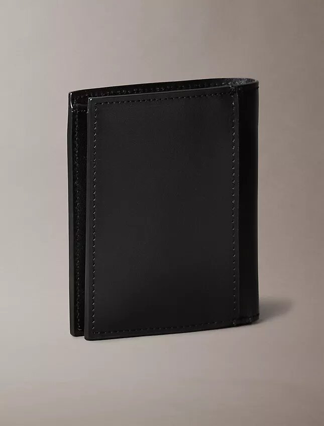 Cartera doble delgada con placa de cuero con el logotipo Cartera doble delgada con placa de cuero con el logotipo