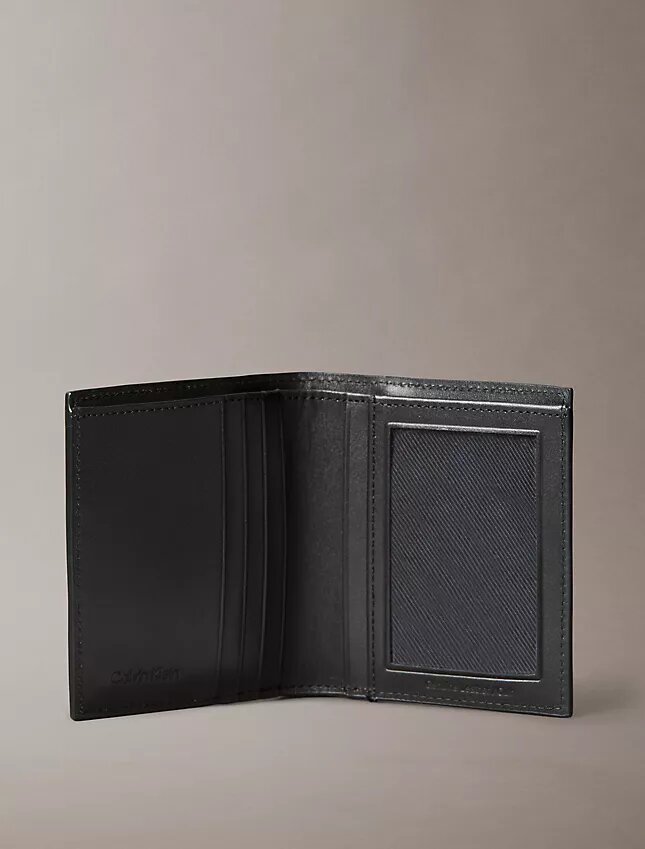 Cartera doble delgada con placa de cuero con el logotipo Cartera doble delgada con placa de cuero con el logotipo