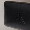 Cartera larga con cremallera y Monogram en negrita Cartera larga con cremallera y Monogram en negrita