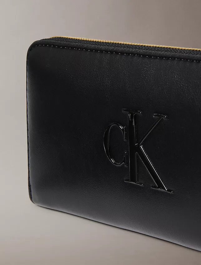 Cartera larga con cremallera y Monogram en negrita Cartera larga con cremallera y Monogram en negrita