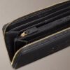 Cartera larga con cremallera y Monogram en negrita Cartera larga con cremallera y Monogram en negrita