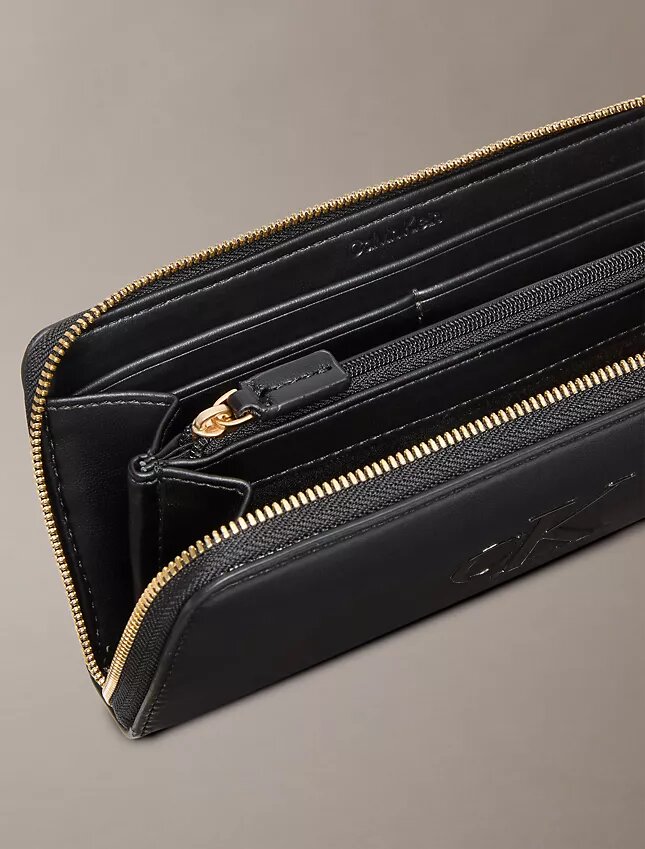 Cartera larga con cremallera y Monogram en negrita Cartera larga con cremallera y Monogram en negrita