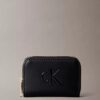 Cartera mediana con cremallera y Monogram en negrita Cartera mediana con cremallera y Monogram en negrita