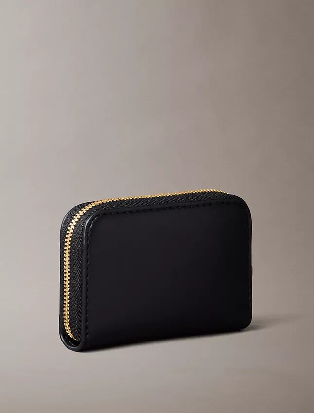 Cartera mediana con cremallera y Monogram en negrita Cartera mediana con cremallera y Monogram en negrita
