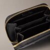 Cartera mediana con cremallera y Monogram en negrita Cartera mediana con cremallera y Monogram en negrita