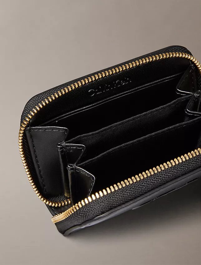 Cartera mediana con cremallera y Monogram en negrita Cartera mediana con cremallera y Monogram en negrita