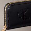 Cartera mediana con cremallera y Monogram en negrita Cartera mediana con cremallera y Monogram en negrita