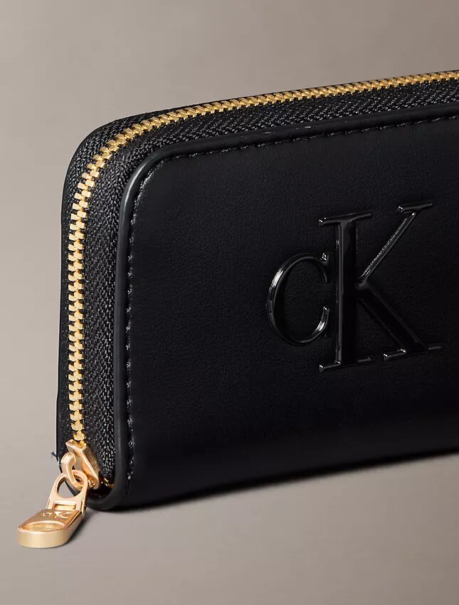Cartera mediana con cremallera y Monogram en negrita Cartera mediana con cremallera y Monogram en negrita