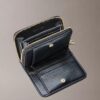 Cartera mediana de cuero con cremallera Cartera mediana de cuero con cremallera