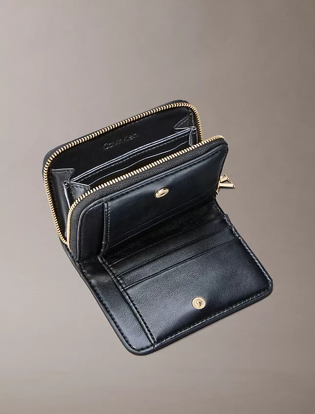 Cartera mediana de cuero con cremallera Cartera mediana de cuero con cremallera