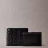 Cartera plegable con emblema y tarjetero Cartera plegable con emblema y tarjetero
