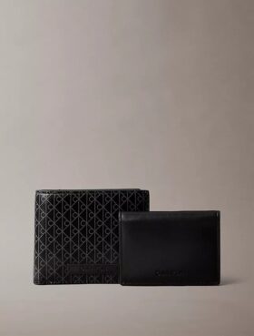 Cartera plegable con emblema y tarjetero