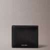 Cartera plegable con logotipo en relieve y compartimento para monedas Cartera plegable con logotipo en relieve y compartimento para monedas