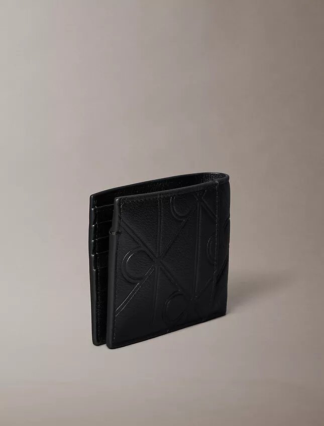 Cartera plegable con logotipo en relieve y compartimento para monedas Cartera plegable con logotipo en relieve y compartimento para monedas