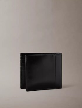 Cartera plegable con logotipo en relieve y compartimento para monedas