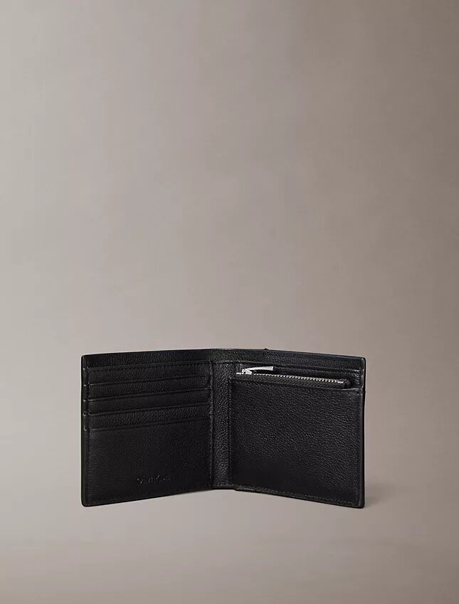 Cartera plegable con logotipo en relieve y compartimento para monedas Cartera plegable con logotipo en relieve y compartimento para monedas
