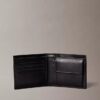 Cartera plegable con logotipo en relieve y compartimento para monedas Cartera plegable con logotipo en relieve y compartimento para monedas