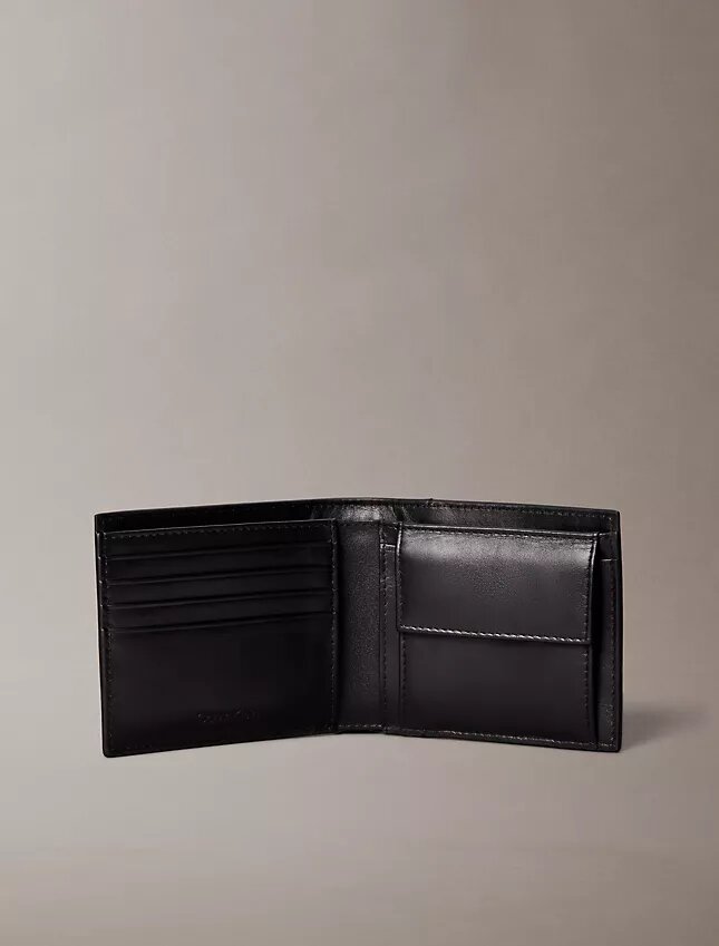 Cartera plegable con logotipo en relieve y compartimento para monedas Cartera plegable con logotipo en relieve y compartimento para monedas