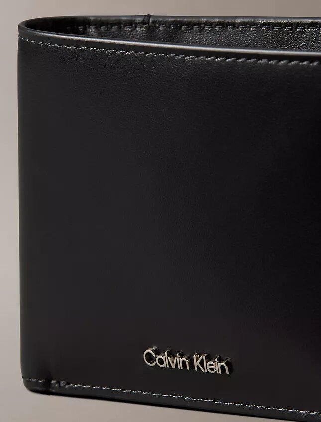 Cartera plegable con logotipo en relieve y compartimento para monedas Cartera plegable con logotipo en relieve y compartimento para monedas