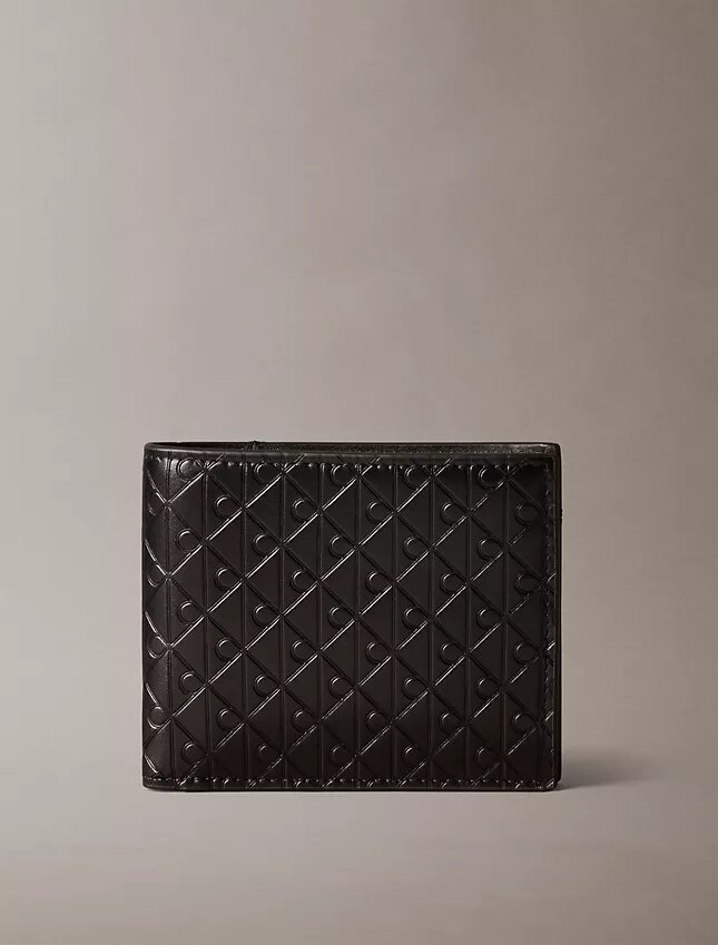 Cartera plegable con Monogram en relieve en toda la superficie y bolsillo para monedas Cartera plegable con Monogram en relieve en toda la superficie y bolsillo para monedas
