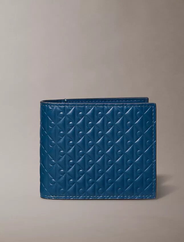 Cartera plegable con Monogram en relieve en toda la superficie y bolsillo para monedas Cartera plegable con Monogram en relieve en toda la superficie y bolsillo para monedas