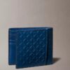 Cartera plegable con Monogram en relieve en toda la superficie y bolsillo para monedas Cartera plegable con Monogram en relieve en toda la superficie y bolsillo para monedas