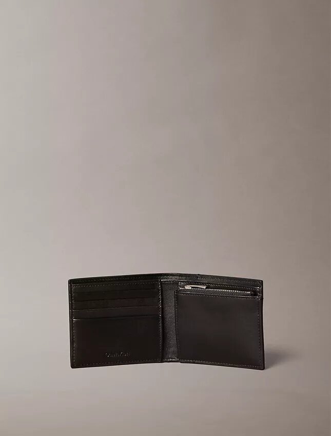 Cartera plegable con Monogram en relieve en toda la superficie y bolsillo para monedas Cartera plegable con Monogram en relieve en toda la superficie y bolsillo para monedas