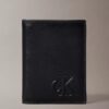 Cartera plegable con Monogram en relieve y monedero Cartera plegable con Monogram en relieve y monedero