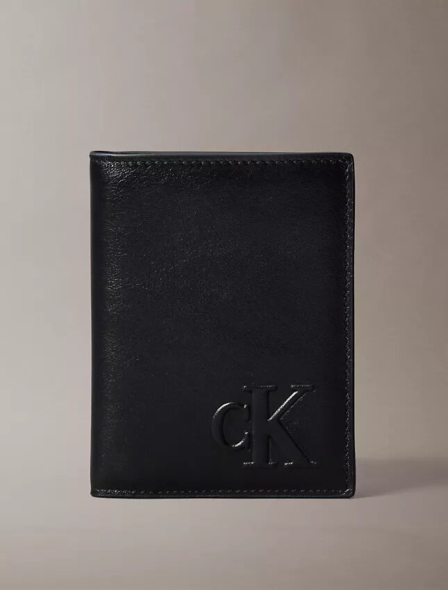 Cartera plegable con Monogram en relieve y monedero Cartera plegable con Monogram en relieve y monedero